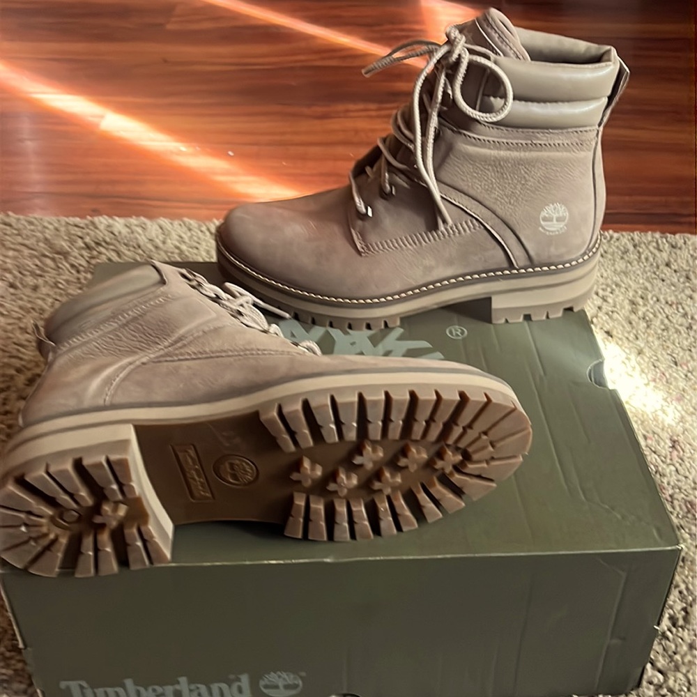 Brand new pair of Timberland boots for women never worn just put it on the tray